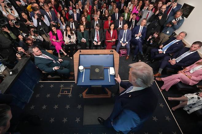 [워싱턴=AP/뉴시스] 도널드 트럼프 미국 대통령이 6일(현지 시간) 백악관 브리핑룸에서 이란 전쟁과 관련한 기자회견을 하고 있다. 2026.04.07.