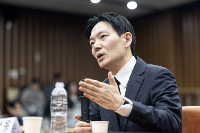 ‘쌍방울 대북 송금’ 사건을 수사했던 박상용 검사가 7일 서울 여의도 국회에서 국민의힘 ‘윤석열정권 정치검찰 조작기소 의혹사건 진상규명’ 국정조사특별위원회 위원단 주최로 열린 더불어민주당의 공소취소·재판조작 진상규명 청문회에 증인으로 출석해 의원 질의에 답변하고 있다. 2026.4.7 뉴스1