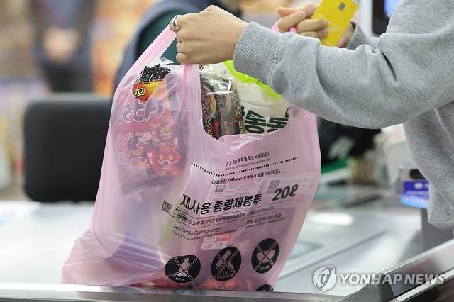서울의 한 대형마트에서 지난 5일 한 고객이 종량제 봉투에 구매 물품을 담고 있다. [연합뉴스]