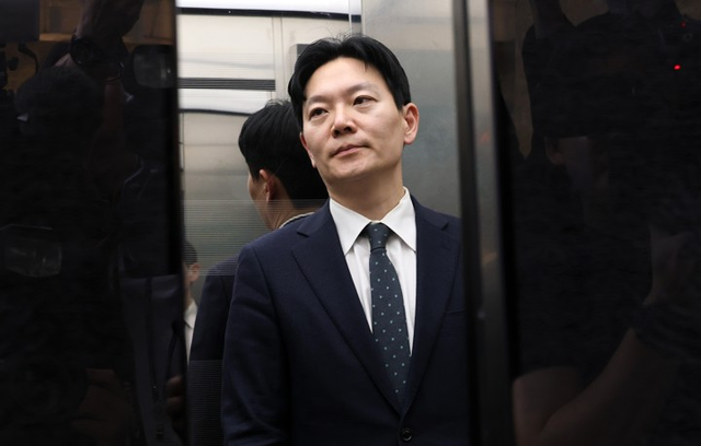 ‘쌍방울 대북 송금’ 사건을 수사했던 박상용 인천지방검찰청 부부장검사가 지난 3일 국회에서 열린 ‘윤석열정권 정치검찰조작기소 의혹사건 진상규명’ 국정조사특별위원회 전체회의에서 서영교 위원장의 대기 장소 이동 조치에 따라 엘리베이터에 오르고 있다. [연합뉴스]