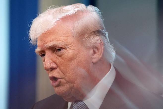 도널드 트럼프 미국 대통령이 6일(현지시간) 백악관에서 이란 전쟁과 관련해 기자회견을 하고 있다. AP 뉴시스