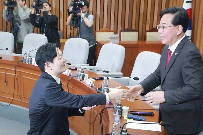 쌍방울 대북송금 사건을 수사했던 박상용 검사가 7일 국회에서 윤석열 정권 정치검찰 조작기소 의혹 사건 진상규명 국정조사특별위원회 국민의힘 위원들이 연 ‘민주당의 공소취소·재판조작 진상규명 청문회\'에 참석하며 국민의힘 송언석 원내대표와 인사하고 있다. 연합뉴스