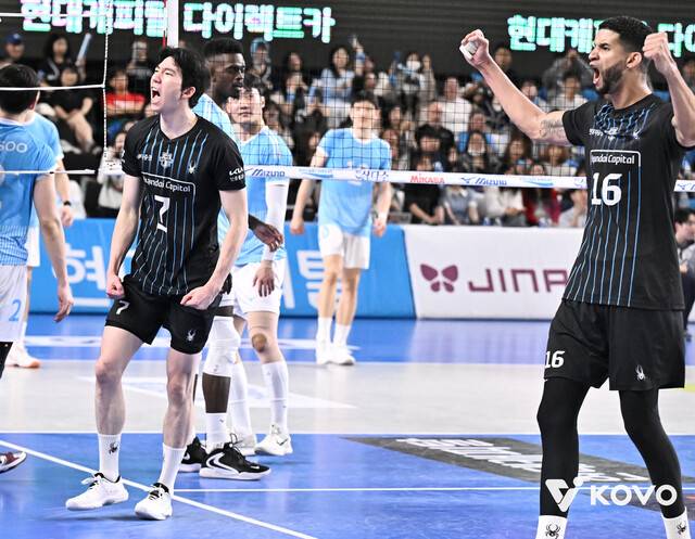 현대캐피탈 허수봉(왼쪽)과 레오가 6일 천안 유관순체육관에서 열린 대한항공과의 V리그 챔피언결정 3차전에서 득점한 뒤 포효하고 있다. 한국배구연맹 제공
