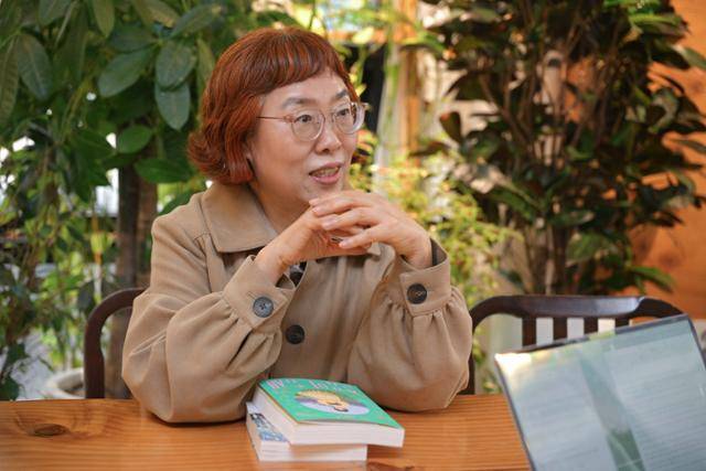 이금이 작가는 "아동청소년문학은 무엇보다 재미가 있어야 하고, 현실을 미화하거나 왜곡하지 않고 있는 그대로 담아내되 그 안에서 희망을 잃지 않아야 한다"고 했다. 그러면서 "어른들도 함께 읽으며 '아, 우리 아이 마음이 이렇구나' 공감하고 서로를 이해하는 다리가 됐으면 한다"고 덧붙였다. 최주연 기자