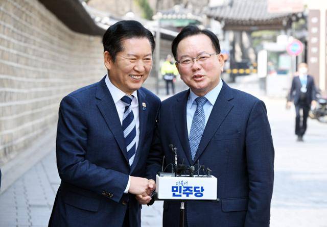 정청래(왼쪽) 더불어민주당 대표와 김부겸 전 국무총리가 지난달 26일 서울 중구 달개비에서 회동한 뒤 회동 내용에 관해 설명하고 있다. 국회사진기자단