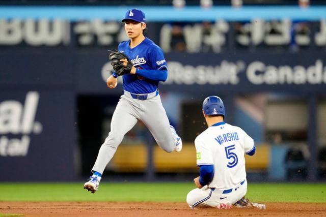 LA 다저스 김혜성이 6일 캐나다 토론토 로저스 센터에서 열린 2026 MLB 토론토 블루제이스와 경기에서 1회말 이닝을 종료하는 수비를 하고 있다. 토론토=AP 뉴시스