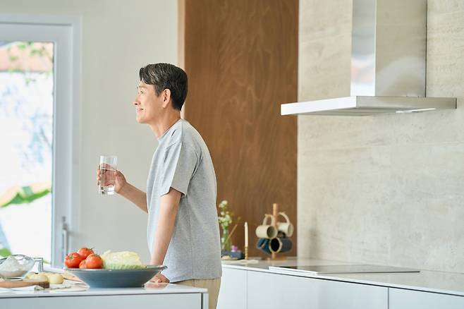 수면 중에는 수분이 빠져나가 혈액이 농축되고, 이로 인해 심장 부담과 혈압이 올라갈 수 있다. 이때 물을 충분히 마시면 혈액이 묽어지고 혈류가 개선돼 아침 시간대 혈압 상승을 완화하는 데 도움이 된다./사진=게티이미지뱅크