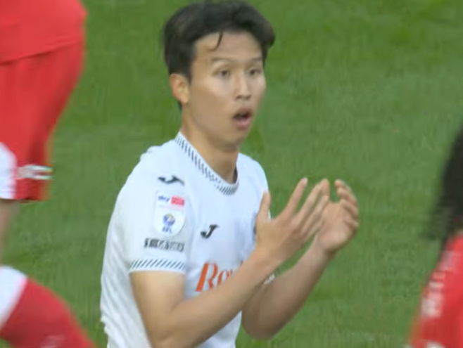 미들즈브러전에서 페널티킥을 내주고 억울해 한 엄지성. 사진=EFL 유튜브 캡처