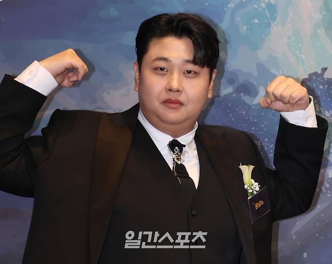 윤남노가 6일 오전 서울 중구 신라호텔에서 열린 2026 대한민국 퍼스트브랜드 대상 포토월 행사에 참석해 포토타임을 갖고 있다. 서병수 기자 qudtn@edaily.co.kr /2026.01.06/