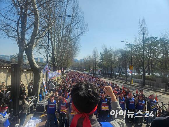 HMM 육상노동조합(이하 노동조합) 조합원 638명이 2일 오후 청와대 사랑채 앞에서 구호를 외치고 있다. [사진=설재윤 기자]