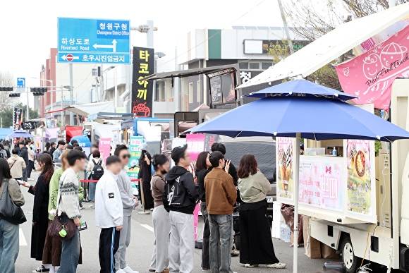 무심동로 일원 푸드트럭존에서 시민들이 음식을 사려고 줄을 서고 있다. [사진=청주시]