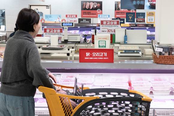 서울 시내 대형마트에 닭고기 등 육계 판매대 모습. [사진=연합뉴스]