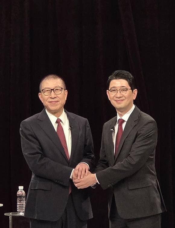 국민의힘 부산시장 경선 후보로 나선 박형준 부산시장과 주진우 국회의원이 악수를 하고 있다. [사진=박형준 캠프]