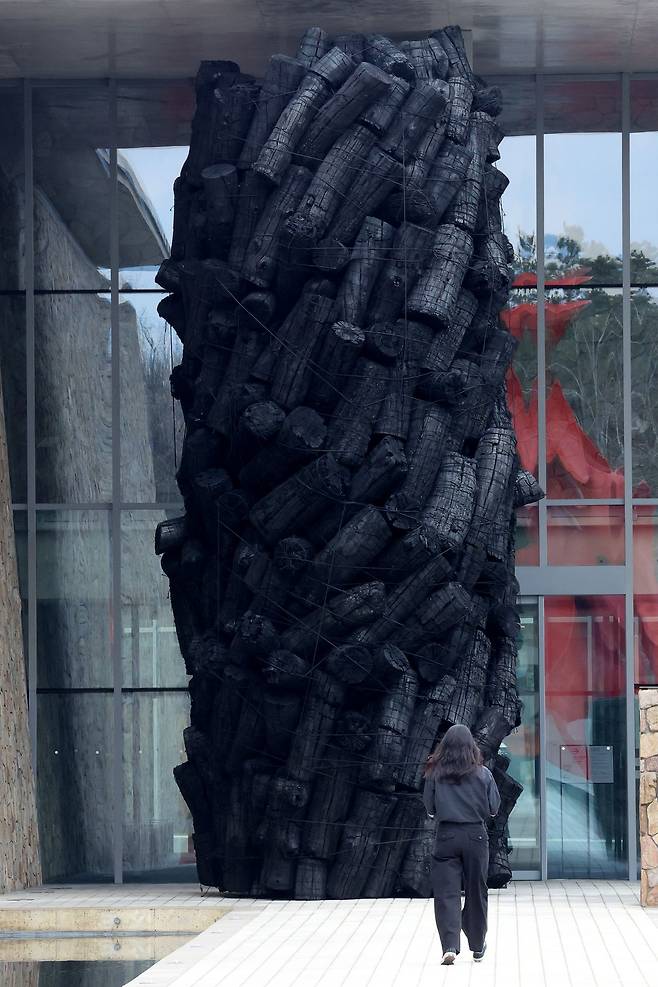 안도 다다오가 설계한 뮤지엄 산 입구를 가로막듯 설치한 ‘불로부터(Issu du feu)’. [뉴시스]