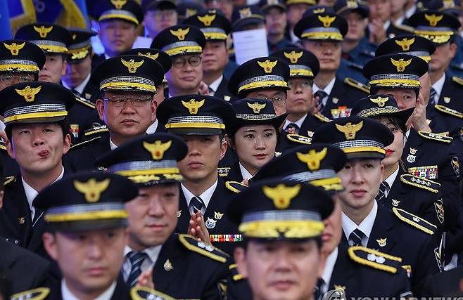 제 80주년 경찰의날 기념식 장면. 검찰청 폐지로 권한이 더 막강해지는 경찰에 대한 견제와 균형 장치가 시급하다는 지적이 나온다. [연합뉴스]