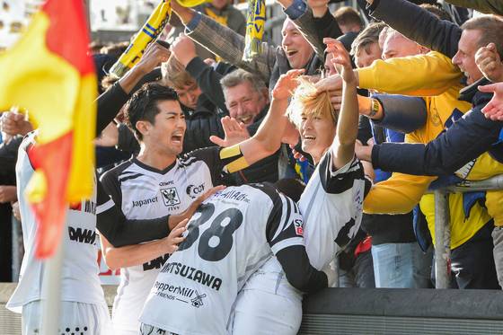 신트트라위던 공격수 고토 게이스케(가운데)가 득점 뒤 기뻐하는 모습. 신트트라위던은 일본 선수들의 성장을 돕고 있다. [AFP=연합뉴스]