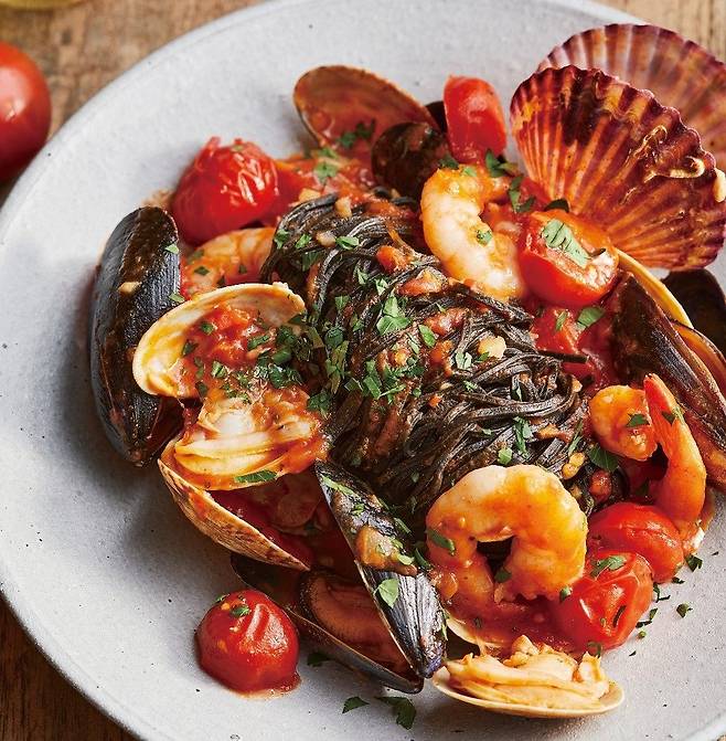 김낙영 셰프가 최근 낸『파스타 프레스카:집에서 즐기는 생면 파스타의 모든 것』에 소개한 먹물 탈리올리니 해산물 토마토 파스타. 사진 더테이블