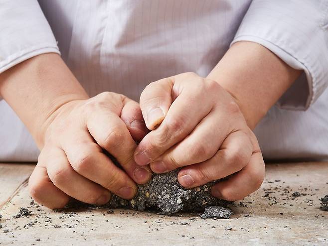 먹물 생면은 해산물과 궁합이 뛰어나다. 사진 더테이블