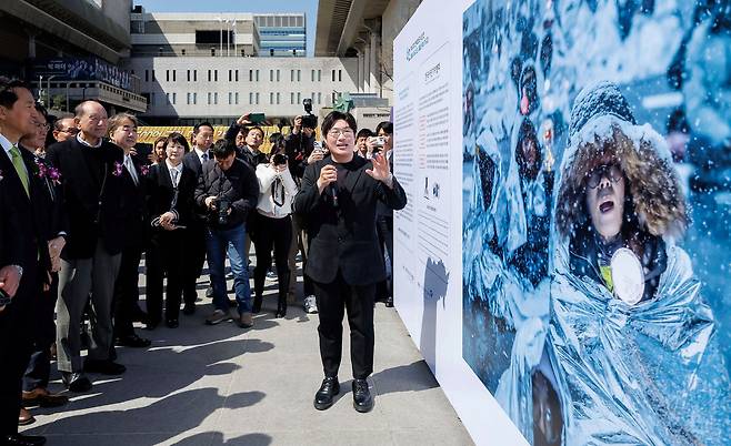 대상 수상자인 뉴시스 정병혁 기자가 7일 서울 종로구 광화문광장에서 열린 제62회 한국보도사진전 ‘오늘의 보도사진, 내일의 역사가 되다’ 개막식에서 대상작 ‘폭설 속 대통령 퇴진 외치는 키세스 시위대’를 설명하고 있다. 사진공동취재단