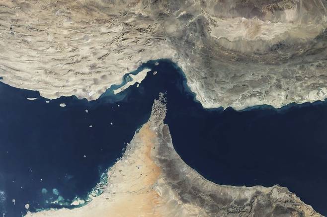위성으로 본 호르무즈해협. 중앙포토