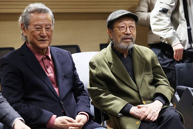 배우 박근형(왼쪽)과 신구가 7일 서울 동숭동 대학로예술극장에서 열린 ‘2026 연극내일 프로젝트’ 의 연습 현장을 찾아 청년들의 연기를 살펴보고 있다. 연합뉴스