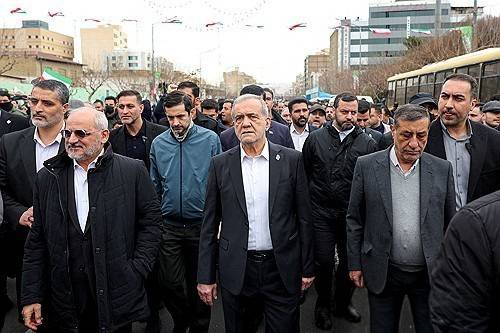 ▲ 지난 2월 이슬람혁명 기념일 행사에 참석한 마수드 페제시키안 이란 대통령(가운데) [연합뉴스]&nbsp;