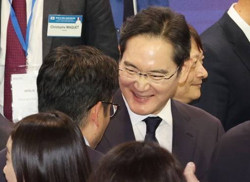 지난 3일 이재용 삼성전자 회장이 서울 여의도 FKI 컨퍼런스센터에서 열린 한-프랑스 경제계 미래대화 폐회식에서 기념촬영을 하기 위해 자리해 한 참석자와 대화를 나누고 있다.(사진=이솔 기자)