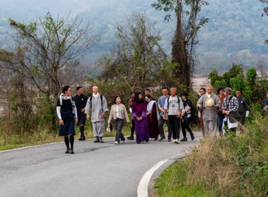 부탄 국왕과 한국 순례단이 함께 트레킹을 하고 있다.           부탄국왕 공식 인스타그램