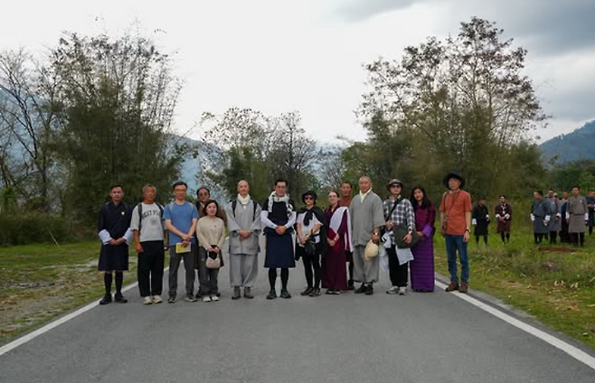 부탄 국왕과 한국 순례단이 함께 트레킹을 하고 있다.     부탄국왕 공식 인스타그램