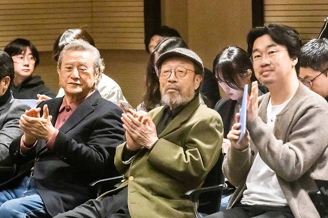 배우 박근형과 신구가 7일 서울 대학로에서 열린 ‘2026 연극내일 프로젝트’ 연습 현장을 참관하고 있다. 아르코 제공