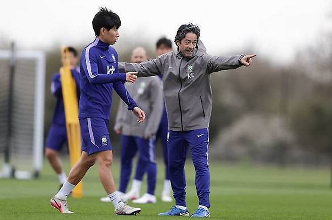 주앙 아로수 대표팀 수석코치가 지난달 코트디부아르와의 평가전을 앞두고 영국 밀턴킨스에서 훈련을 진행하며 홍현석(왼쪽)에게 지시를 하고 있다.  대한축구협회 제공