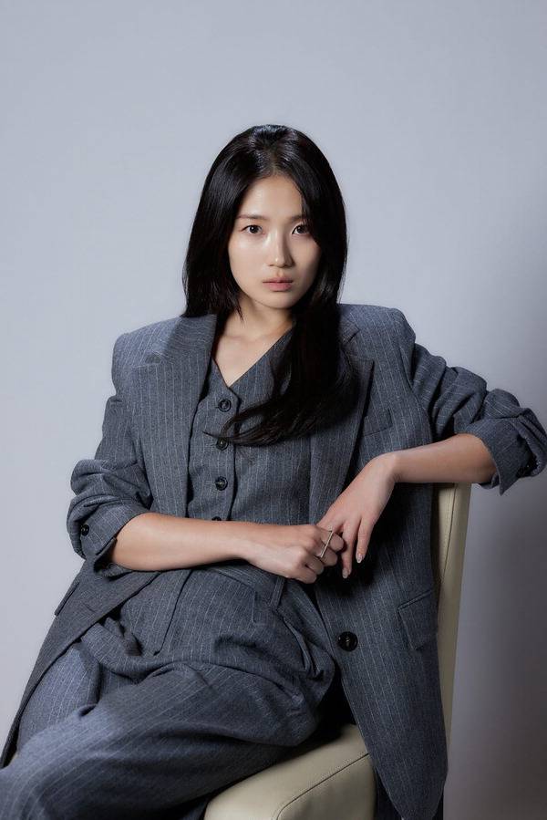 영화 ‘살목지’의 주연 배우 김혜윤이 포즈를 취하고 있다. 그는 작품에서 로드뷰에 포착된 정체불명의 형체를 촬영하기 위해 살목지를 찾은 PD 수인 역을 맡았다. 쇼박스 제공