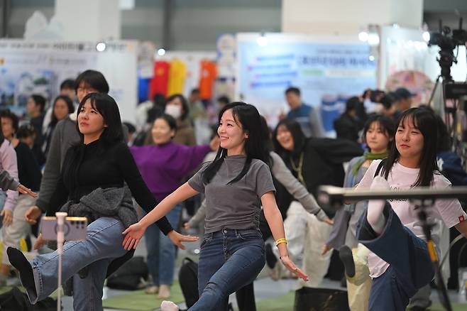 Visitors take part in a Seonmudo session, performing kicks at the Seoul International Buddhism Expo. Seonmudo is a Buddhist practice that combines movement and meditation. (Seoul International Buddhism Expo)