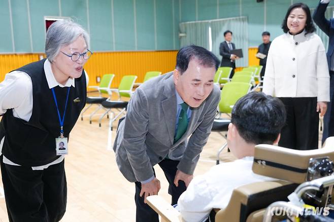 김지철 충남교육감은 7일 충남 특수교육 관계자들과 천안 나사렛새꿈학교에서 열린 보행재활로봇 시연회에 참석해 중증 장애 학생을 격려하고 있다.