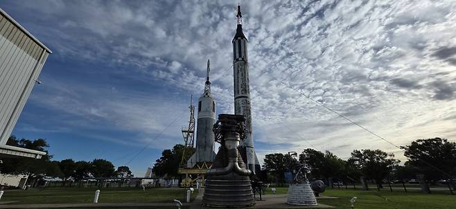 미국 텍사스주 휴스턴 존슨 우주센터 로켓 파크 건물 옆에 미국의 최초 유인 우주비행 발사체인 머큐리-레드스톤, 아폴로 우주선의 비상탈출시스템 리틀조2 등이 전시돼 있다.