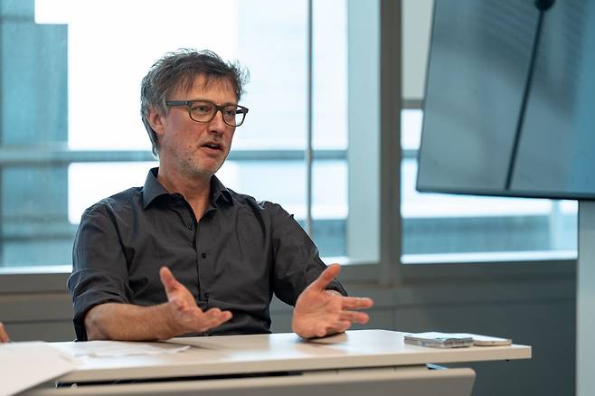 리미니 프로토콜의 개념에 따라 ‘리모트 서울’의 조사와 연출을 맡은 외르크 카렌바워.   (c)GS아트센터