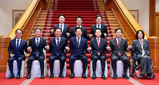 이재명 대통령이 7일 청와대에서 여야정 민생경제 협의체 회담에 앞서 참석자들과 기념 촬영을 하고 있다. 연합뉴스