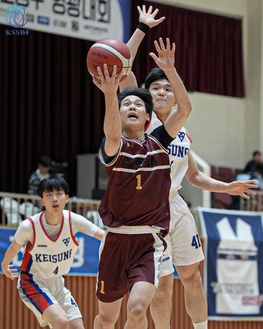 7일 용산고 곽건우가 계성고 수비를 제치고 레이업슛을 넣고 있다. [한국중고농구연맹 제공]