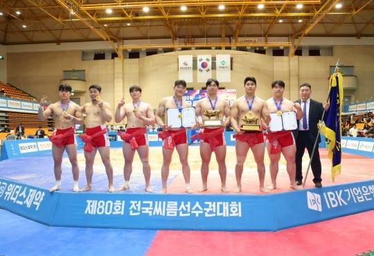 제80회 전국씨름선수권대회 남자대학부 단체전에서 정상에 오른 인하대. / 사진=연합뉴스