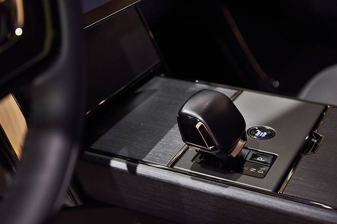 레인지로버 SV 블랙 [사진출처=JLR코리아]