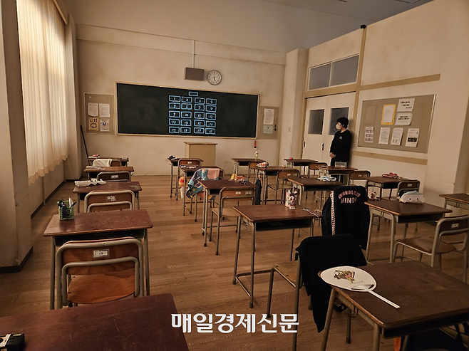 헤이세이 시기 일본 중·고등학교 교실을 그대로 옮겨놓은 듯한 교실 모습. 나무 책상과 칠판, 배치까지 세밀하게 재현돼 있다.  [도쿄 이승훈 특파원]