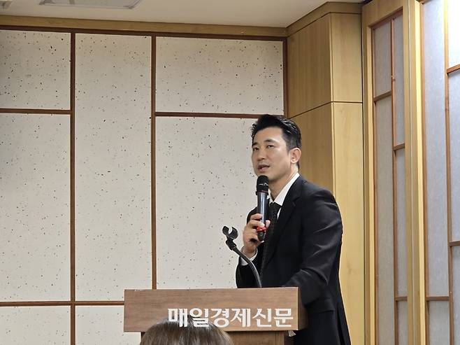 7일 기조 발제자로 나선 이종섭 서울대 교수가 스테이블코인의 핵심 기능과 이를 실질적인 금융 인프라로 연결하기 위한 정책적 고려 사항에 대해 설명하고 있다. [사진=안갑성 기자]