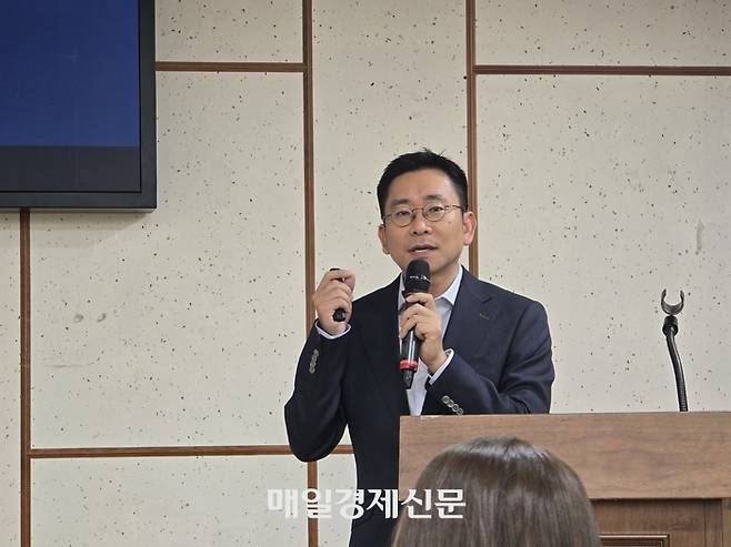 7일 발제자로 나선 서상민 카이아재단 의장이 원화 스테이블코인 아키텍처를 소개하고 있다. [사진=안갑성 기자]