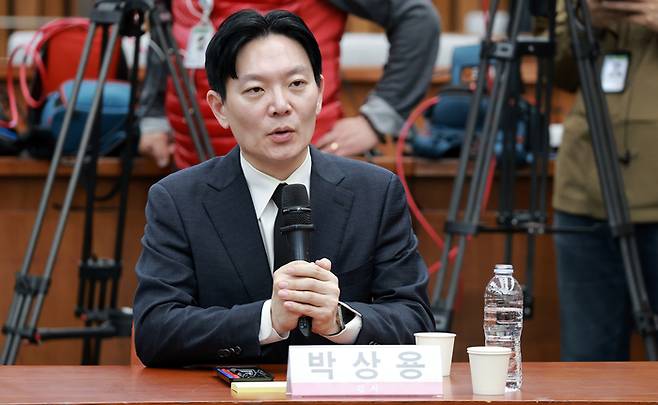 쌍방울 대북송금 사건을 수사했던 박상용 검사가 7일 국회에서 윤석열 정권 정치검찰 조작기소 의혹 사건 진상규명 국정조사특별위원회 국민의힘 의원들이 연 ‘민주당의 공소취소·재판조작 진상규명 청문회’에 참석해 의원 질의에 답하고 있다. [연합뉴스]