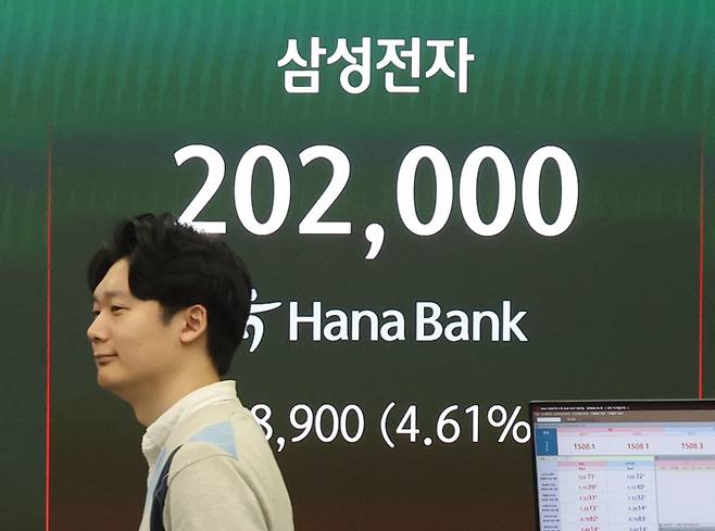 삼성전자가 1분기 잠정실적을 발표한 7일 서울 중구 하나은행 딜링룸 현황판에 삼성전자 주가가 표시되고 있다. [연합뉴스]