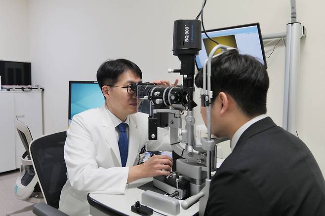 윤창호 서울대병원 안과 교수가 알레르기 결막염 환자를 진료하고 있는 모습. 서울대병원