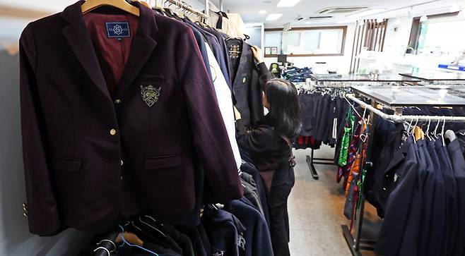서울 송파구 나눔교복매장에서 관계자가 교복을 정리하고 있다. [뉴스1]