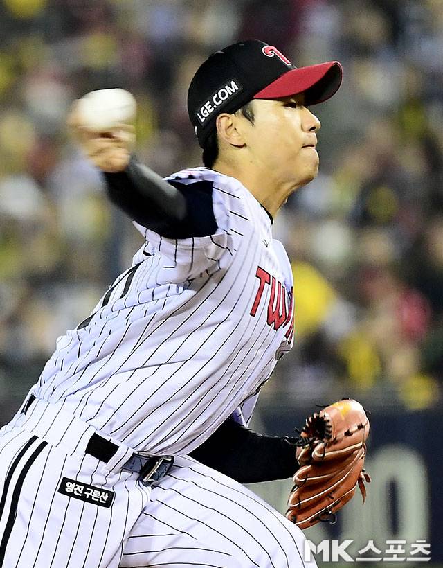 2일 오후 서울 잠실구장에서 ‘2026 신한 SOL KBO 리그’ KIA 타이거즈와 LG 트윈스 경기가 열렸다. 8회초에 등판한 LG 우강훈이 역투하고 있다. 사진=김영구 기자