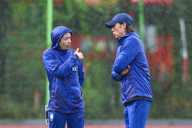 주앙 아로소 수석코치와 홍명보 감독. 사진=연합뉴스 제공
