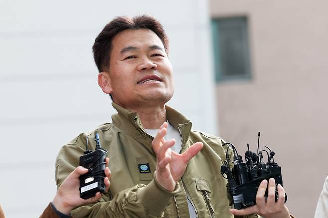 이재명 대통령과 이준석 개혁신당 대표 관련 허위 사실을 유포한 혐의를 받는 한국사 강사 출신 유튜버 전한길 씨가 지난 1일 오전 서울 동작경찰서에 피의자 신분으로 출석하기 앞서 자신의 입장을 밝히고 있다. /사진=뉴스1